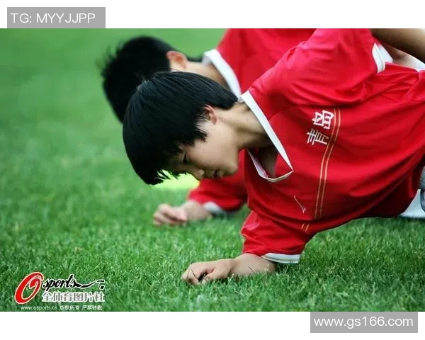 足球明星如何运用球杆技巧提升球场表现与竞技水平的探讨